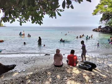 Pantai Jikomalamo Pilihan Favorit Hari Terakhir Libur Panjang