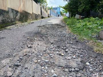 Jalan di Kasturian Ternate Rusak, Pengendara Harap Perhatian Pemkot