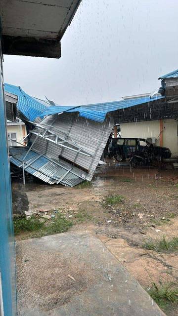 Hujan Deras Disertai Angin Kencang Menyebabkan Kantor RRI Tolitoli Rusak