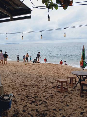 Masyarakat Meramaikan Pantai Lalos Saat Libur Akhir Tahun