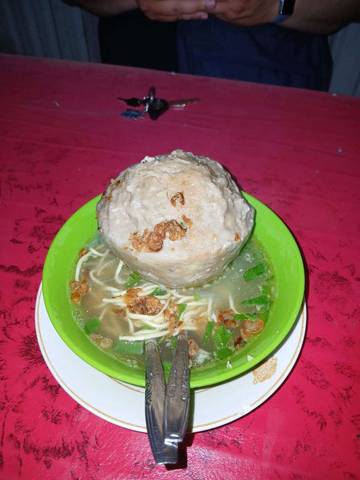 Warung Bakso Mas Iqbal Menjual Bakso Raksasa di Tolitoli
