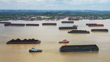 Kapal Tongkang dan Capaian Produksi Batu Bara Indonesia