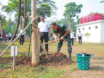  Panglima TNI Tanam Pohon dan Tebar Benih Ikan di Area Mabes TNI 
