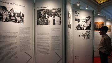 Konjen Australia Surabaya Pamerkan Sejarah Dukungan untuk Indonesia