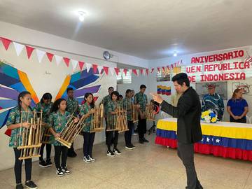 Angklung Meriahkan Pembukaan Pekan Ulang Tahun SRI 