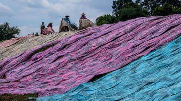 Aktivitas Pembuatan Kain Pantai di Sukoharjo