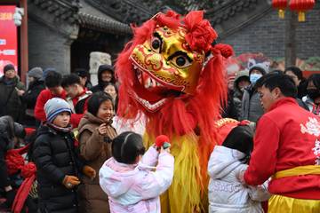 Hari Ketiga Imlek, Barongsai Hibur Warga China