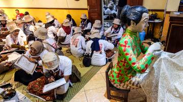 Almost Thousand of Tourists Create Batik Works Together