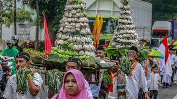 Welcoming Ramadan with Gunungan Apem Tradition in Malang