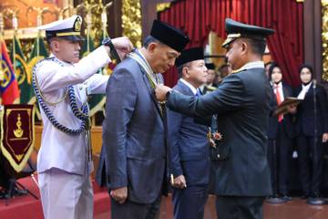 Defense Minister and BIN Head Receive TNI Honor