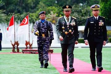 Armed Forces Commander Pins the Bintang Jalasena Utama to Singaporen Navy Chief of Staff