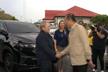 Minister McCarthy Meets West Nusa Tenggara Governor Lalu Muhammad Iqbal in Pandanduri, Lombok 
