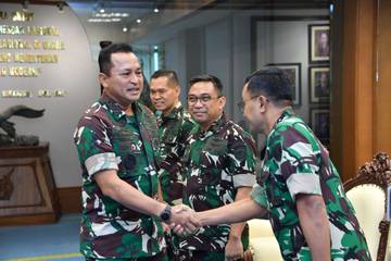Air Force Chiefs Receive Briefing from Senior Officers