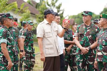 Minister Sjafrie Visits Rindam V Brawijaya