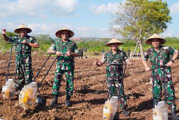 Personnel of  Air Force Base Plant Lamuru Corn