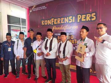 Marija-Yusron Datangi KPU Kulon Progo Dengan Naik Becak