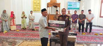 Kajati DIY Serahkan Bantuan kepada Takmir Masjid Harto Sudarmo 