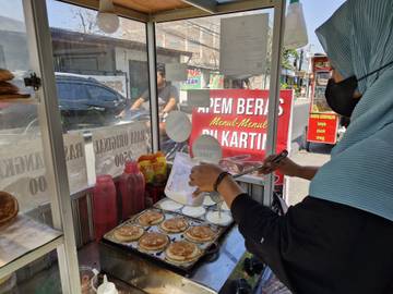 Nikmatnya Apem Beras Menul-menul Milik Bu Kartin