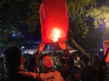 Terbangkan Lampion pada Malam Tahun Baru di Goa Cemara