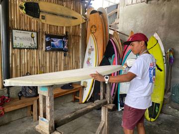 Mengenal Surfer Asli Parangtritis, Produksi Papan Selancar dari Rumah 