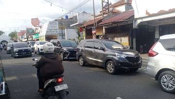 Berita Foto :   H+3 Lebaran, Sentra Gudeg di Wijilan dipenuhi  wisatawan