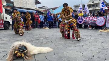 Dari Tugu Yogyakarta, Ratusan Massa Suarakan Perbaikan Nasib Buruh dan Pekerja