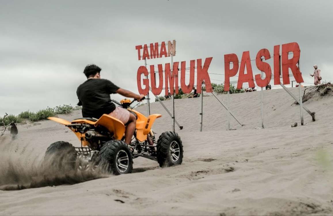 ATV gumuk pasir Parangtritis menyusuri bukit pasir tropis off-road