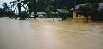 Selain Banjir, longsor tutup badan jalan nasional. Lintasan Aceh - Sumut lumpuh