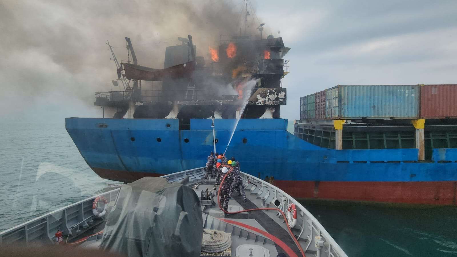 KRI Bubara-868 Padamkan Api KM Alexindo - RRI.co.id