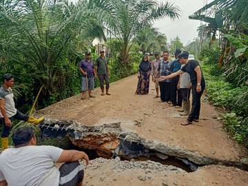 Gorong-Gorong Rusak, Jalan Rawa Maju ke Karang Anyar Terputus