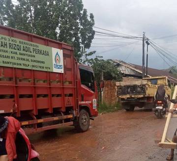 Truk Berat Rusak Jalan Alternatif di Kecamatan Talang Kelapa
