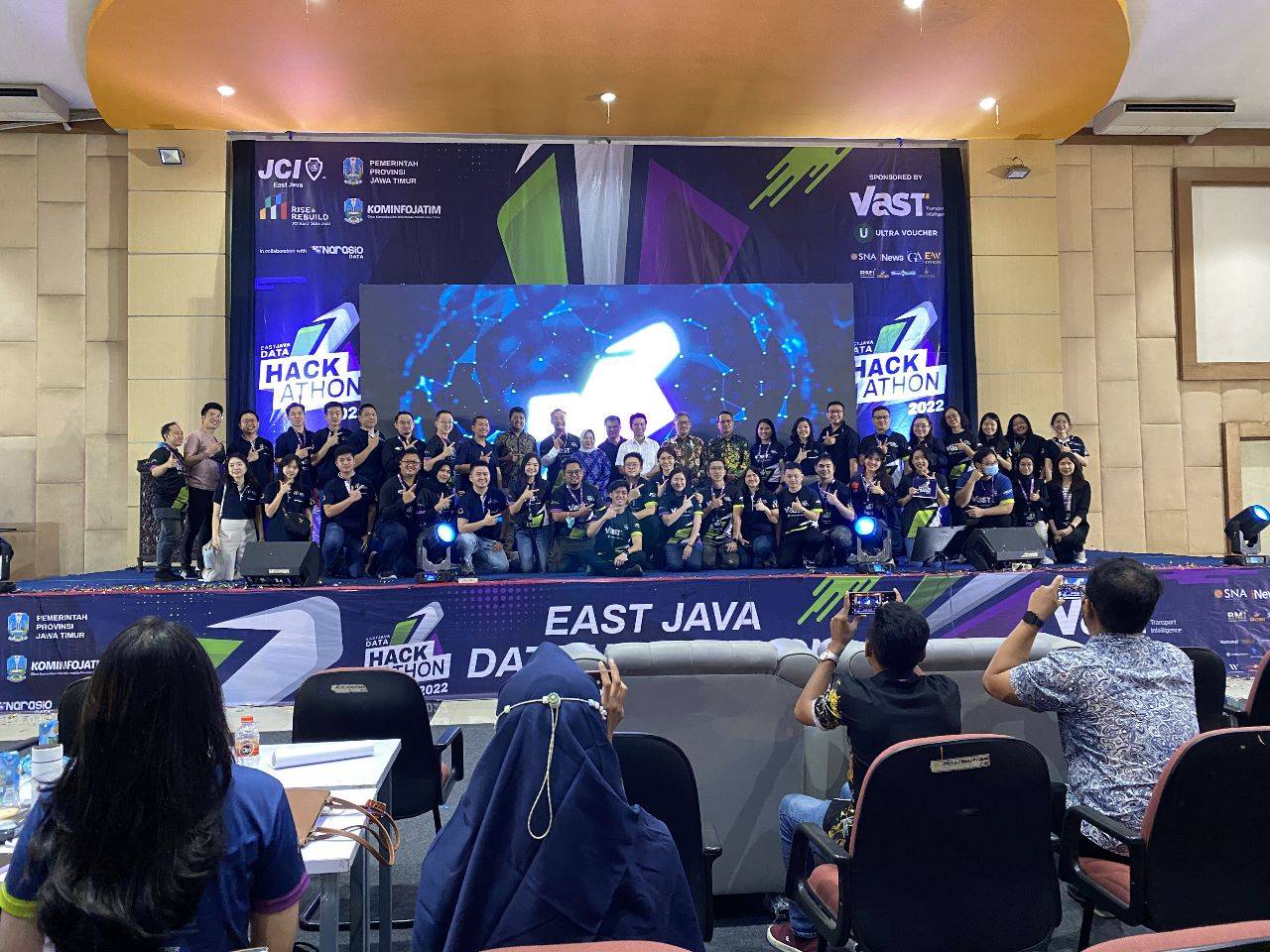 East Java Data Hackathon 2022 di Singapore National Academy Mendapat ...
