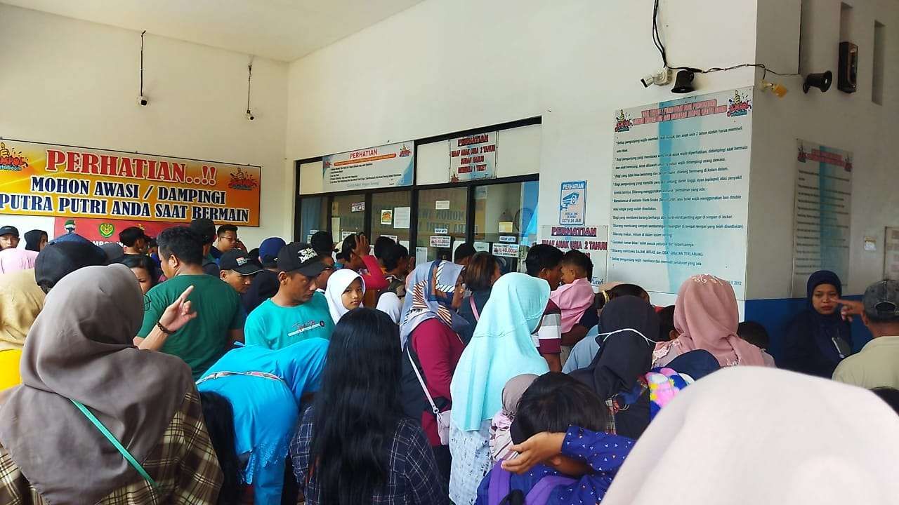 Obyek Wisata Jempol Water Boom Ciledug Ramai Pengunjung