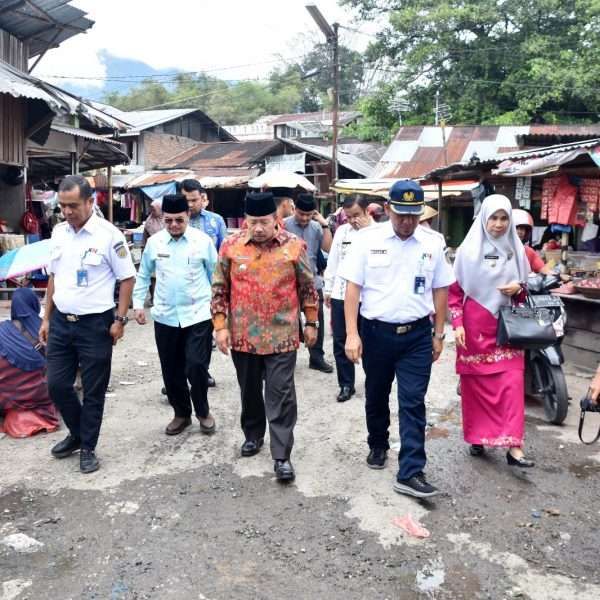 Bupati Agam dan Kepala Kepala Divre II KAI Sumbar Tinjau Aset PT KAI 