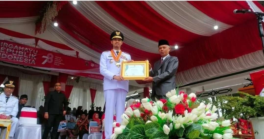 Menag RI Berikan Penghargaan Kepada Walikota Bukittinggi Erman Safar