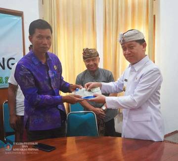 Bupati Suwirta Serahkan Hibah kepada Desa Aan dan Desa Adat Budaga 