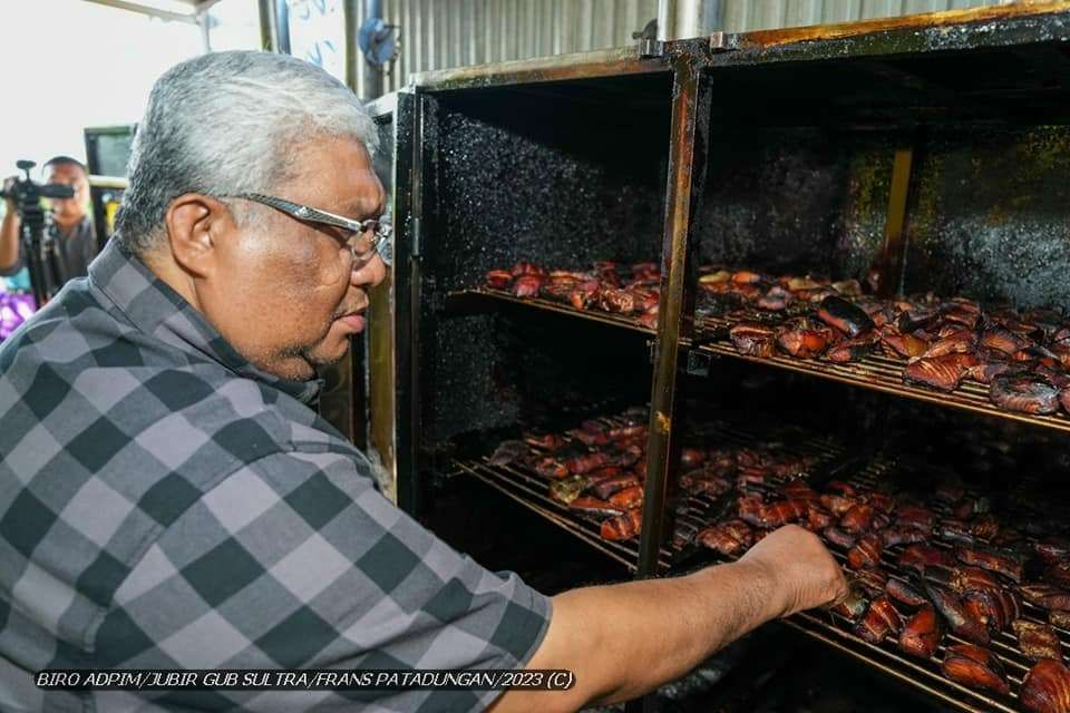 Gubernur Ali Mazi Dorong Kualitas Produksi Ikan Asap Tuna di Kota Baubau