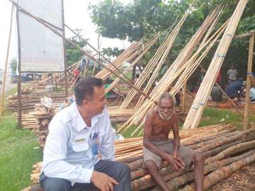 Pedagang Kayu Bakau, Dibalik Kokohnya  Bendera Partai di Sorong