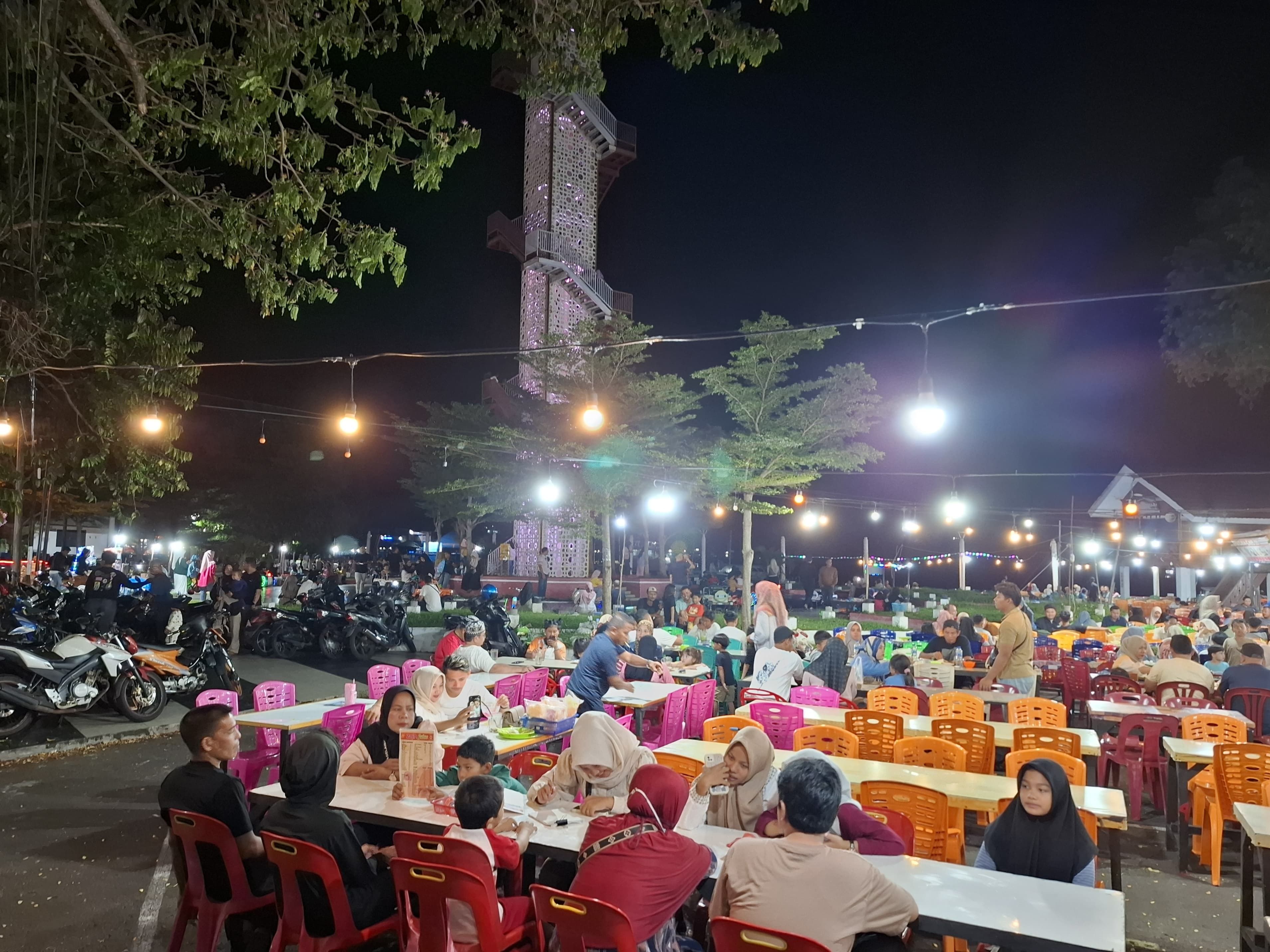 Menara Merah Putih Tak Luput dari Wisatawan - RRI.co.id