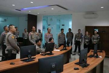 Kapolda Pantau Arus Lalu Lintas melalui RTMC Ditlantas Polda Sulut