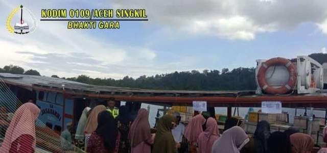 Amankan Arus Balik, Babinsa Kawal Penumpang Kapal 