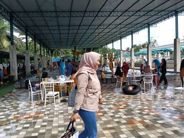 Kolam Renang Saka Water Park Ramai Pengunjung 