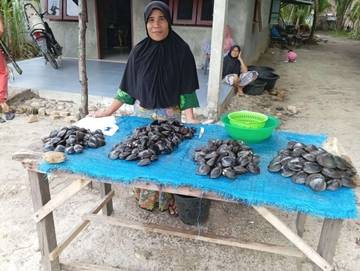 Penjual Lokan Bertahan di tengah Sepinya Pembeli