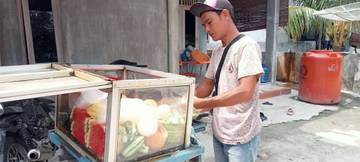 Dulu Laris, Kini Pedagang Rujak Sepi Pembeli