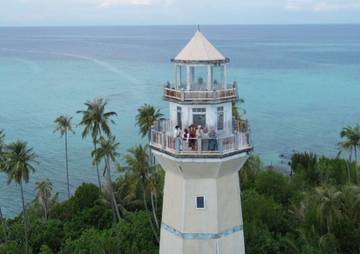 Indahnya Pulau Rangit dari Atas Mercusuar Bersejarah 