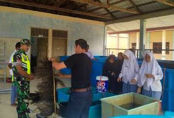 Babinsa Dampingi Siswa Praktek Budidaya Ikan Air Tawar