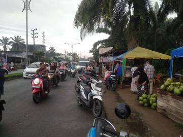 Semarak Ramadan di Singki, Warga Antusias Berburu Takjil 