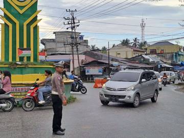 Lokasi Lapak Takjil Diserbu Warga, Polisi Atur Lalulintas 