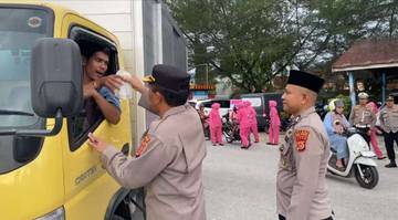 Polres Aceh Singkil Berbagi Takjil Sambil Sosialisasi Kamtibmas