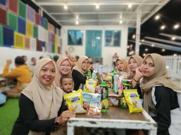 Fenomena FOMO Bukber dan Tukar Kado